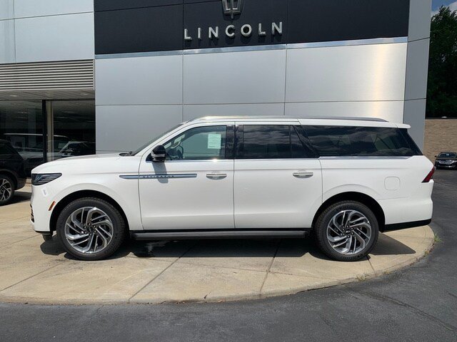 New 2027 Lincoln Navigator L Premier AWD/4WD image 2