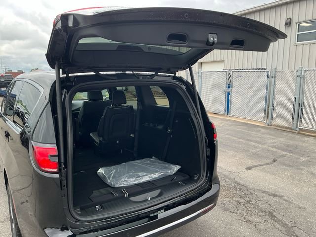 New 2027 Chrysler Pacifica Limited AWD/4WD image 13