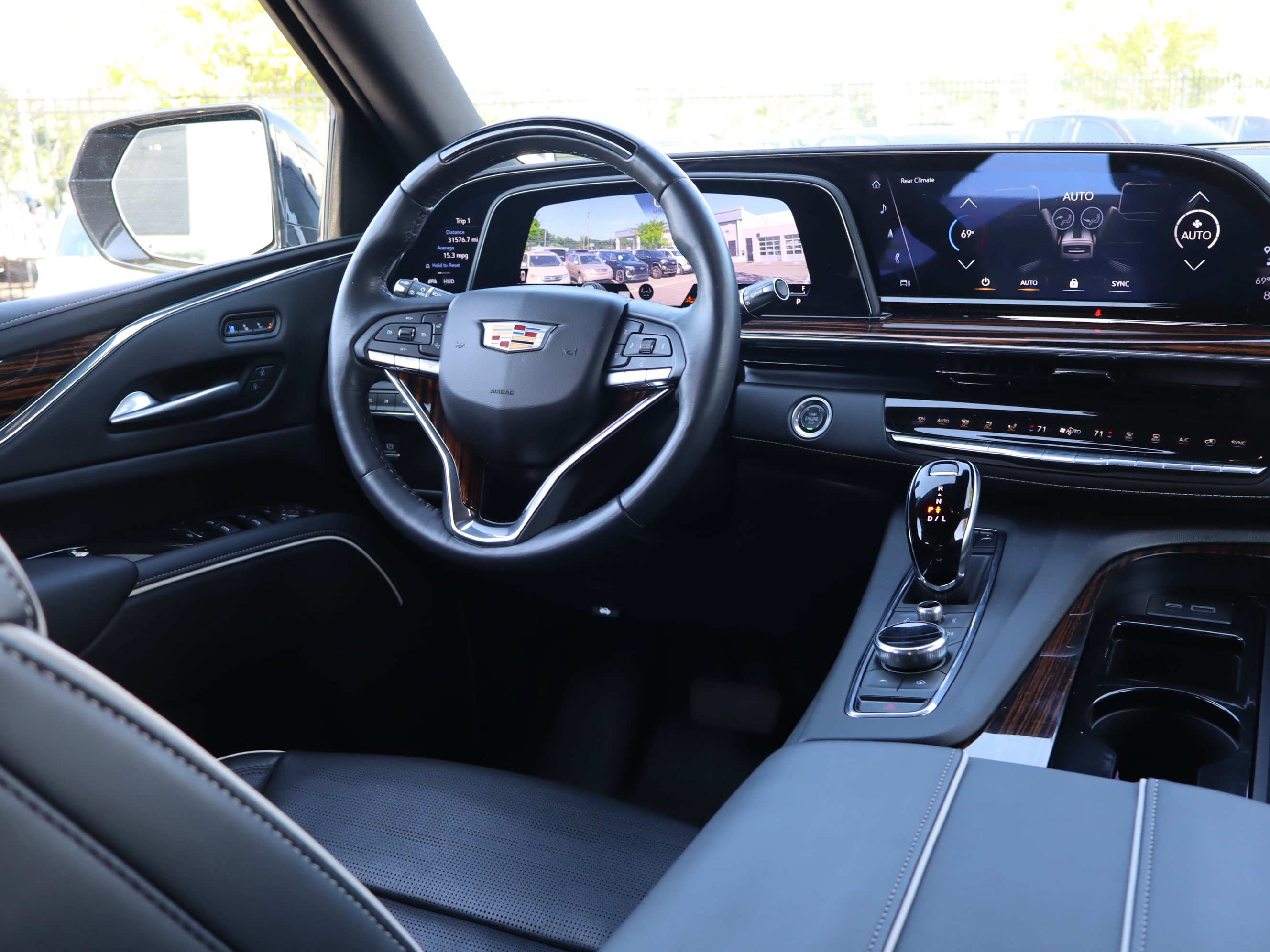 Used 2024 Cadillac Escalade Premium Luxury AWD/4WD image 16