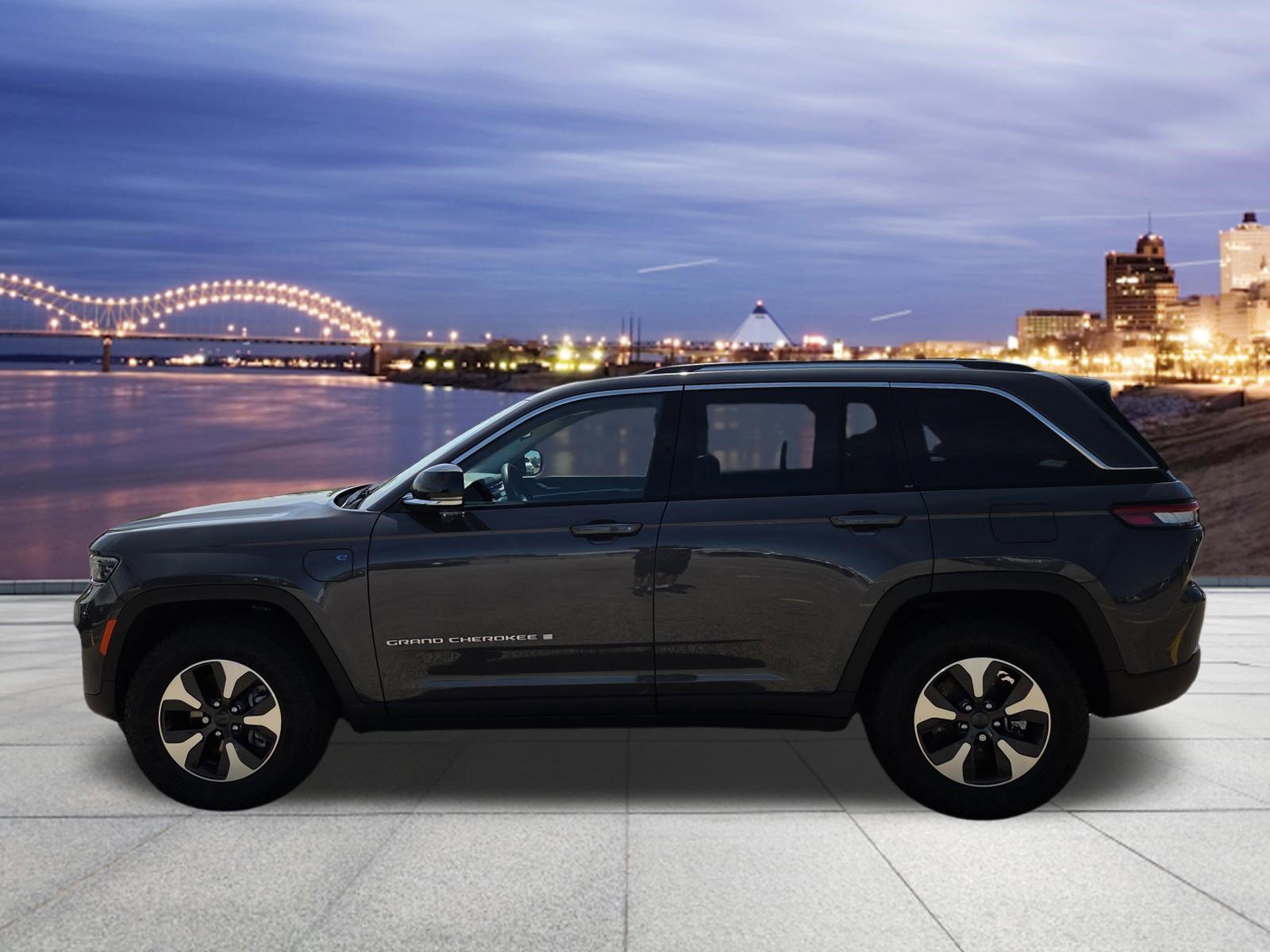 Used 2023 Jeep Grand Cherokee 4WD 4xe image 2