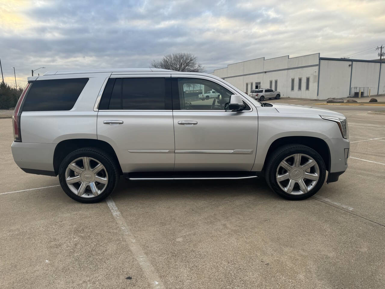 Used 2018 Cadillac Escalade Luxury image 4