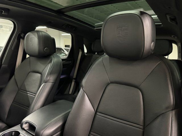 Certified 2023 Porsche Cayenne Platinum Edition image 23