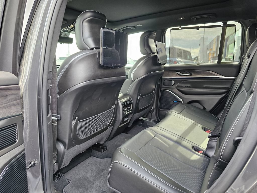 New 2023 Jeep Grand Cherokee Overland w/ Advanced Protech Group III AWD/4WD image 12