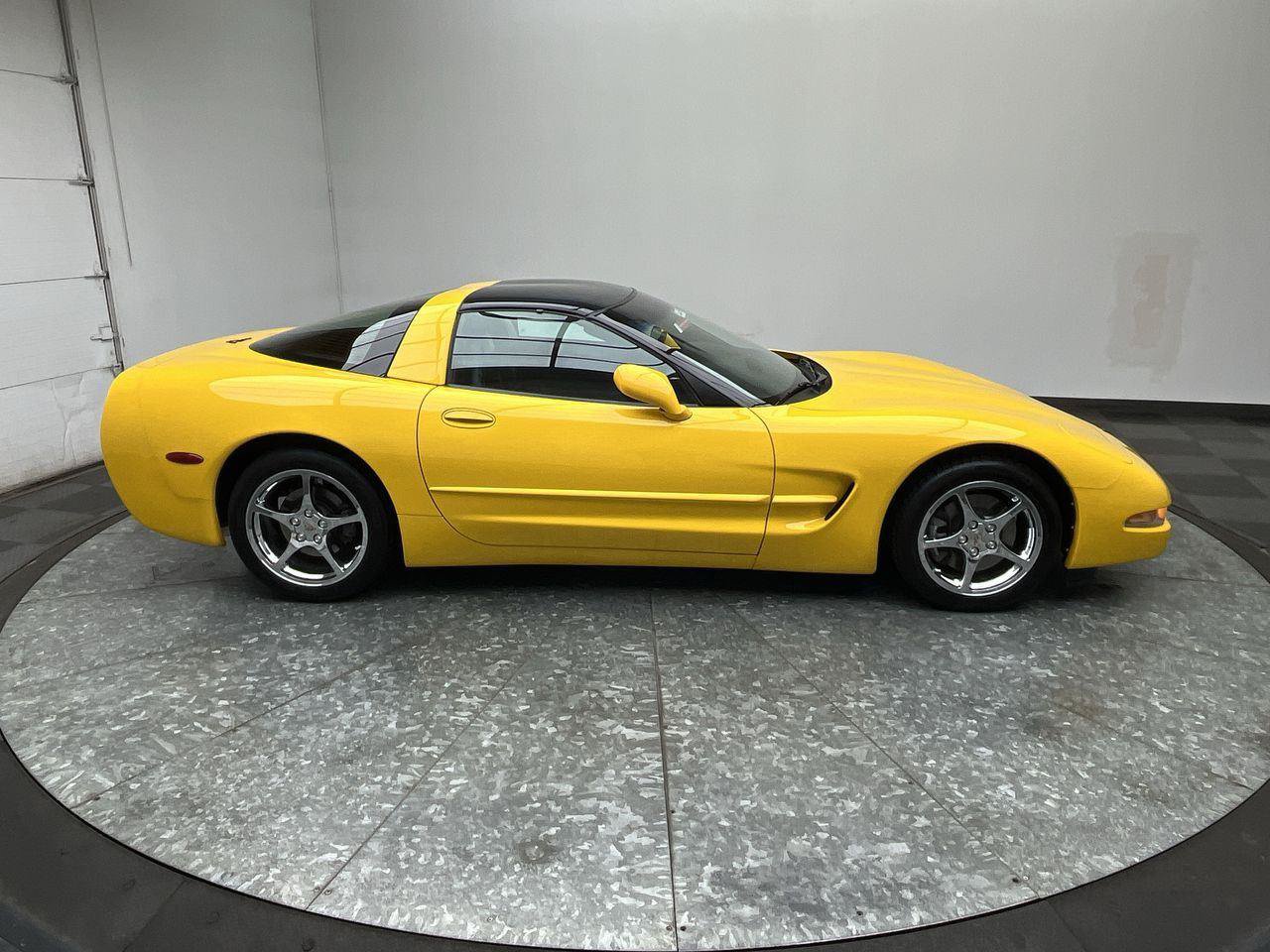 Used 2000 Chevrolet Corvette Coupe w/ Roof Pkg RWD image 20