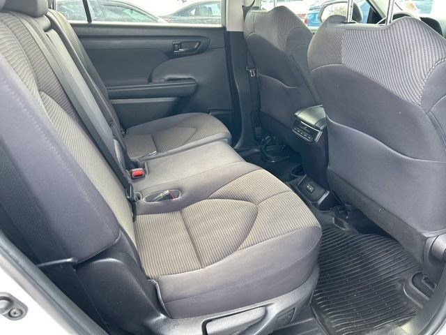Used 2022 Toyota Highlander L image 37