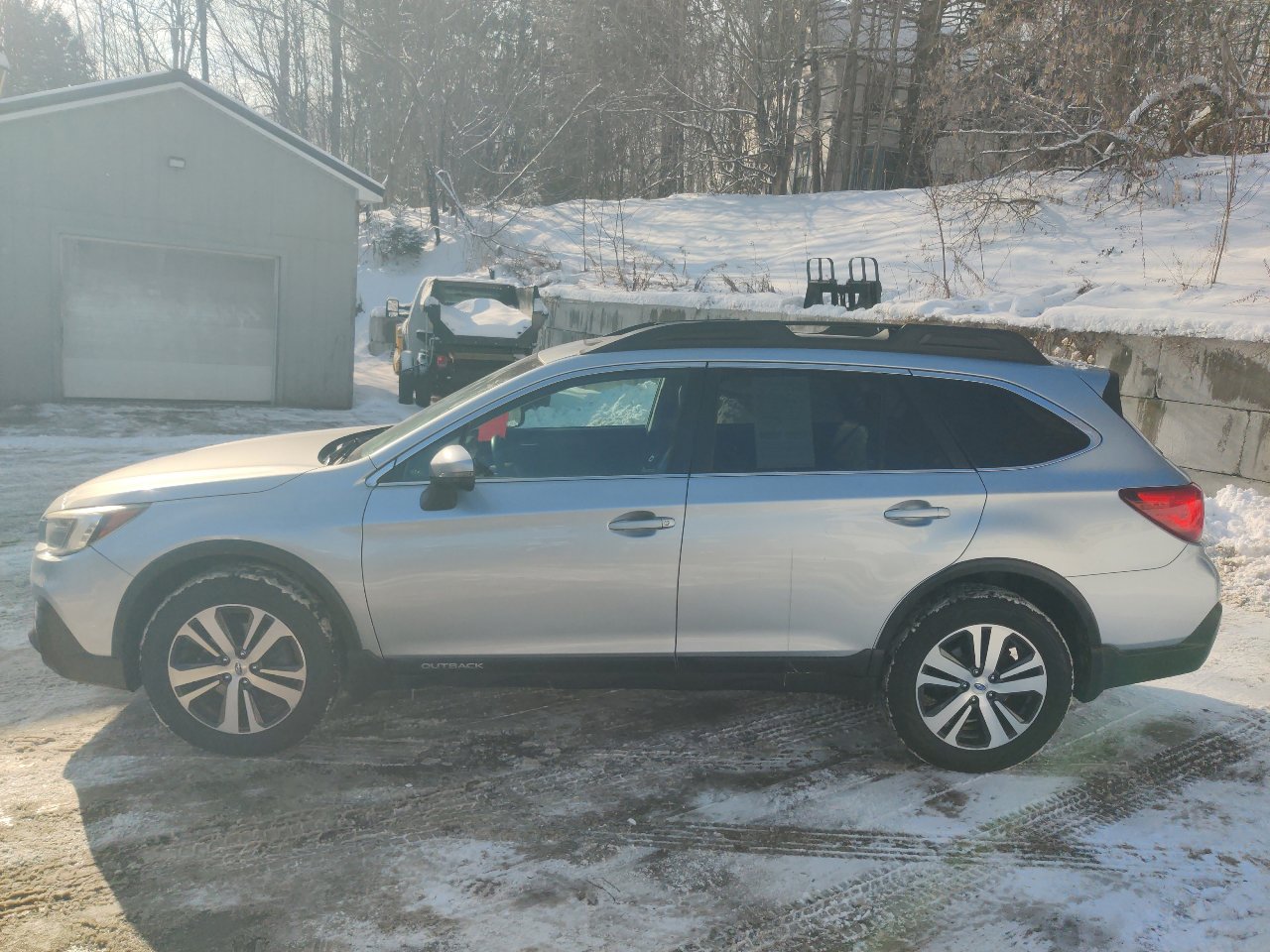Used 2018 Subaru Outback 2.5i Limited AWD/4WD image 3
