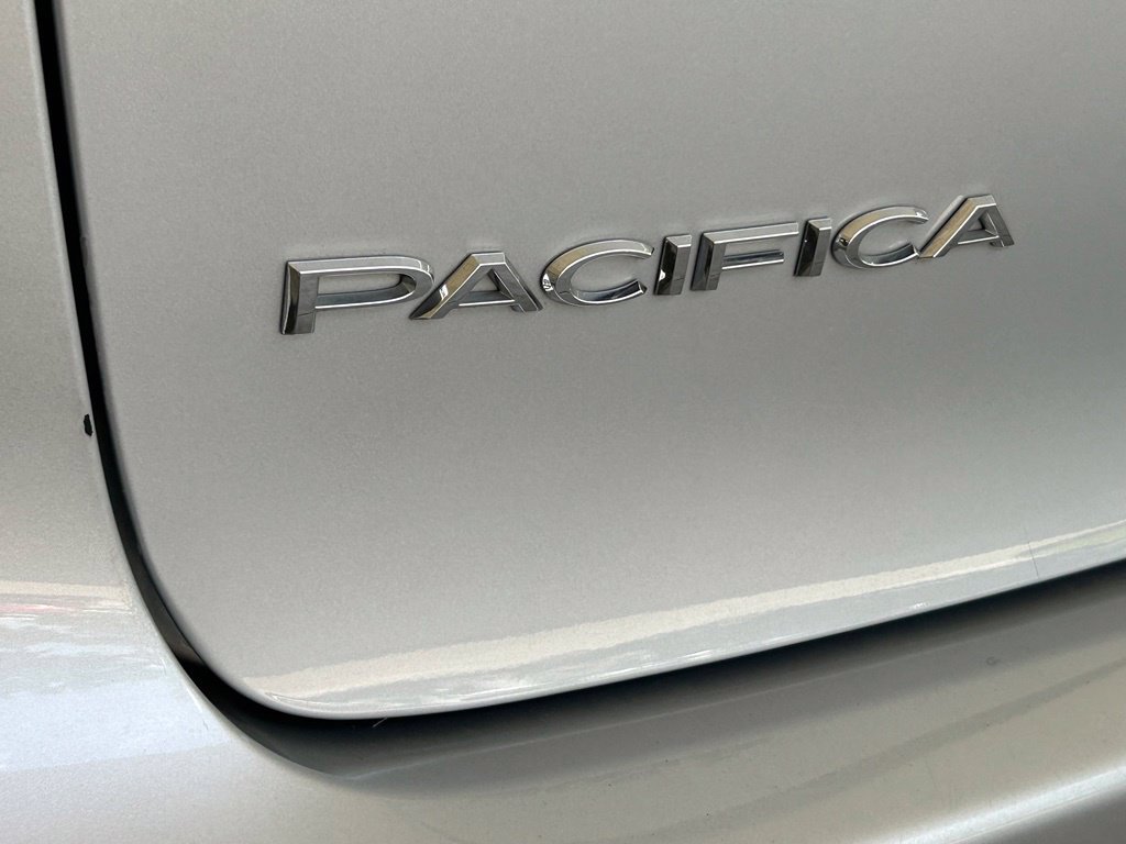 Used 2024 Chrysler Pacifica Touring-L FWD image 17