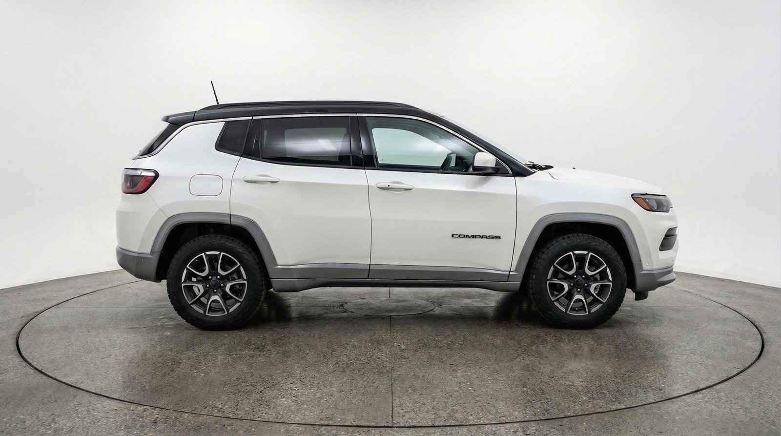 Used 2025 Jeep Compass Trailhawk image 11