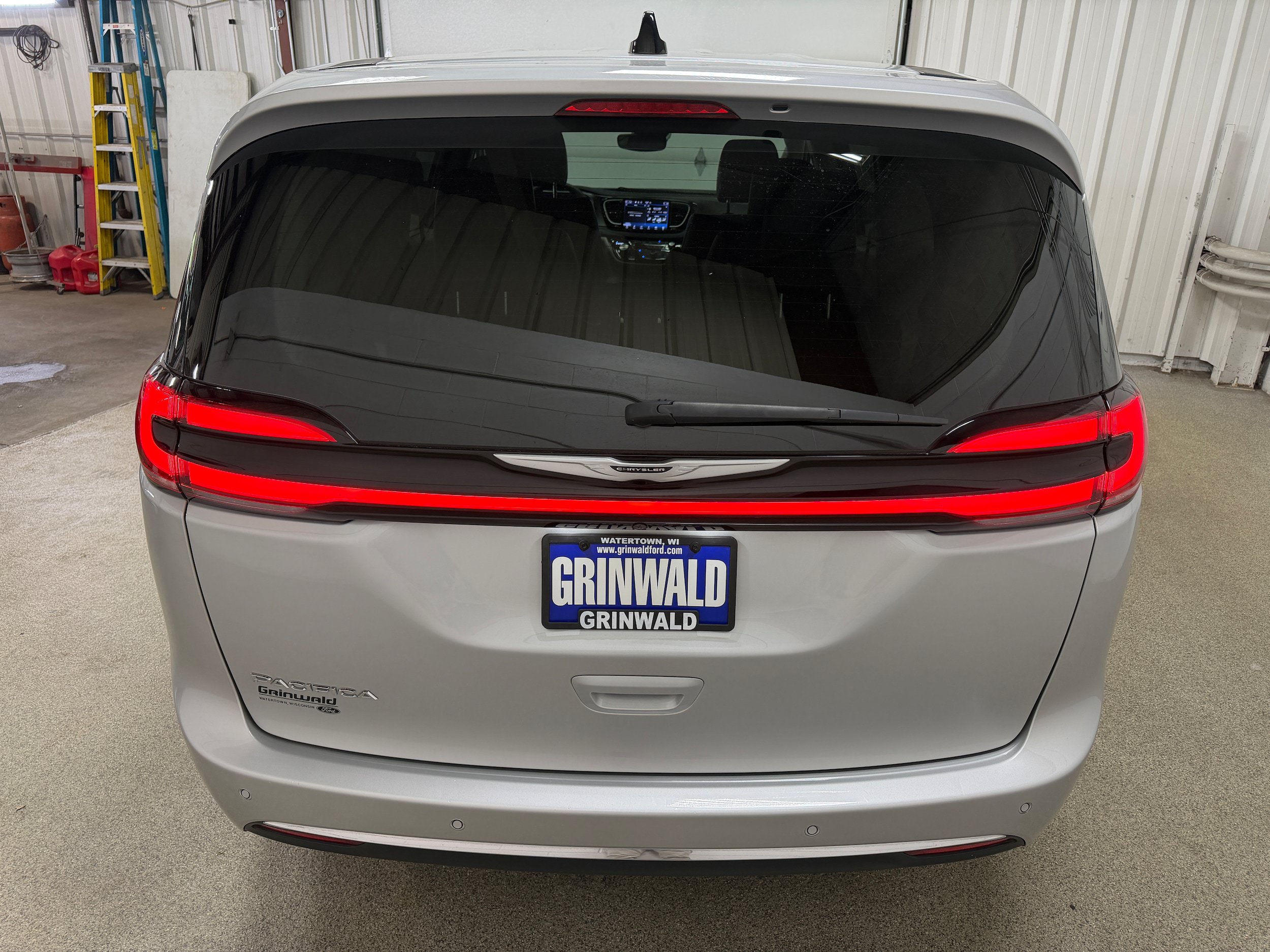 Used 2024 Chrysler Pacifica Touring-L FWD image 28