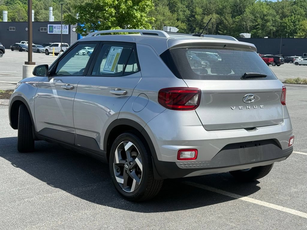 Used 2024 Hyundai Venue SEL FWD image 3