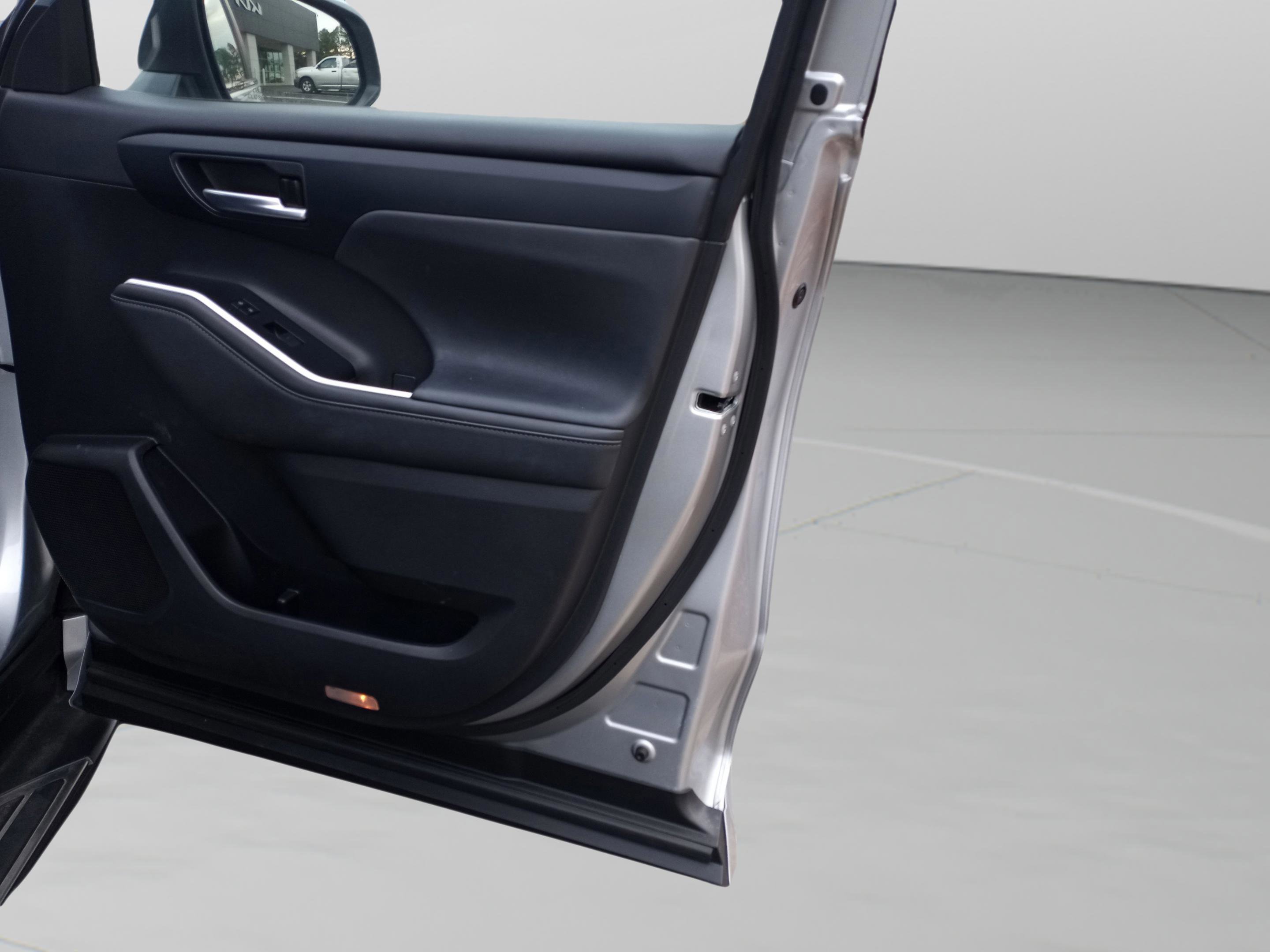 Used 2023 Toyota Highlander L image 39