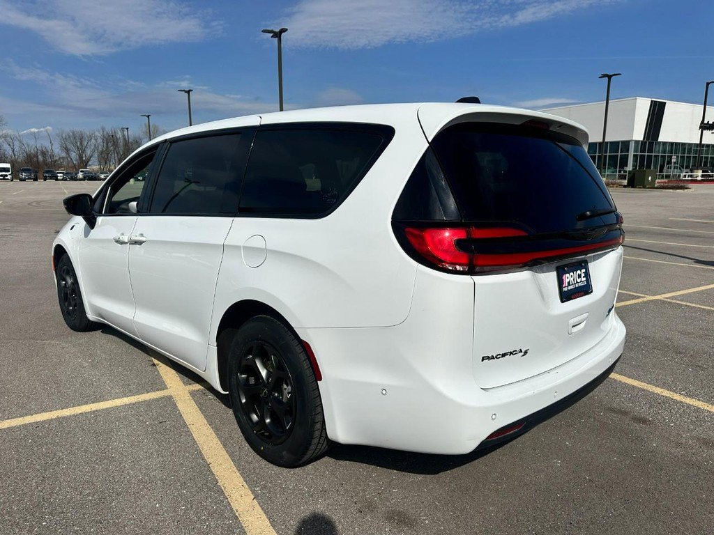 Used 2024 Chrysler Pacifica Limited video 3