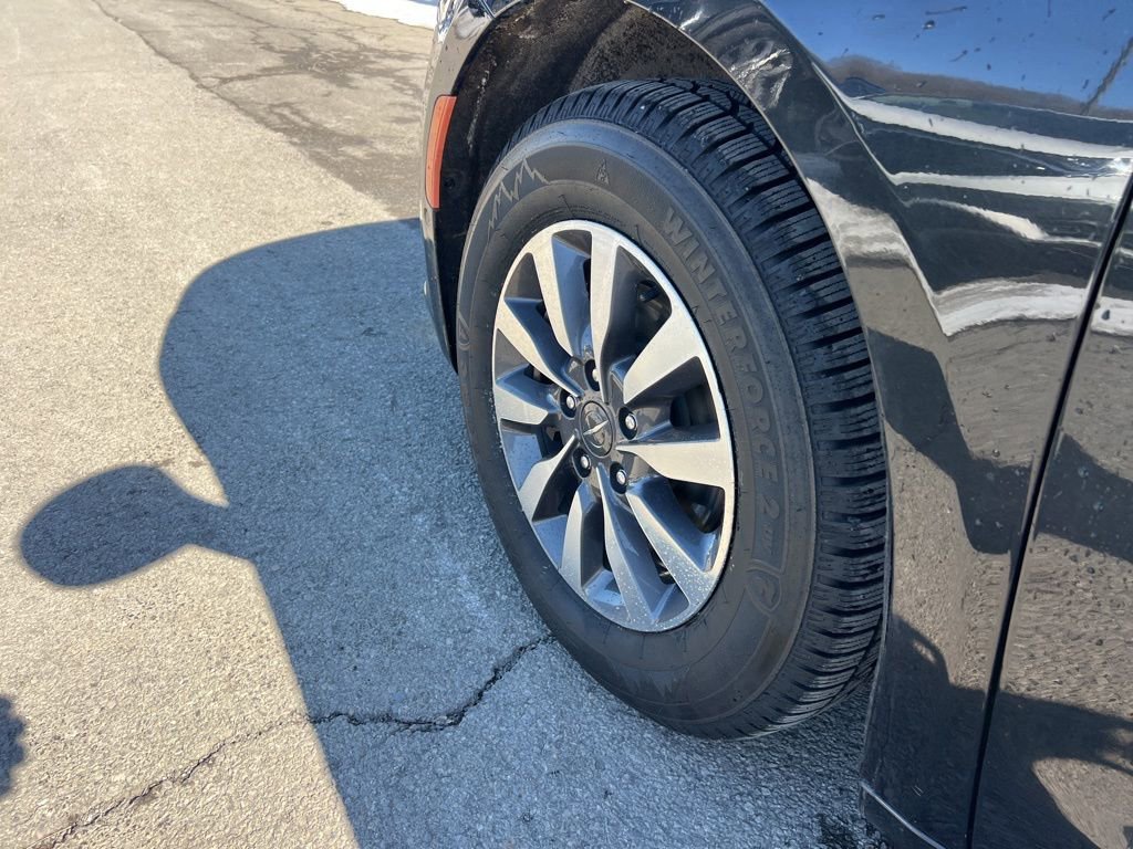 Used 2022 Chrysler Pacifica Touring-L w/ Uconnect Theater Family Group image 33