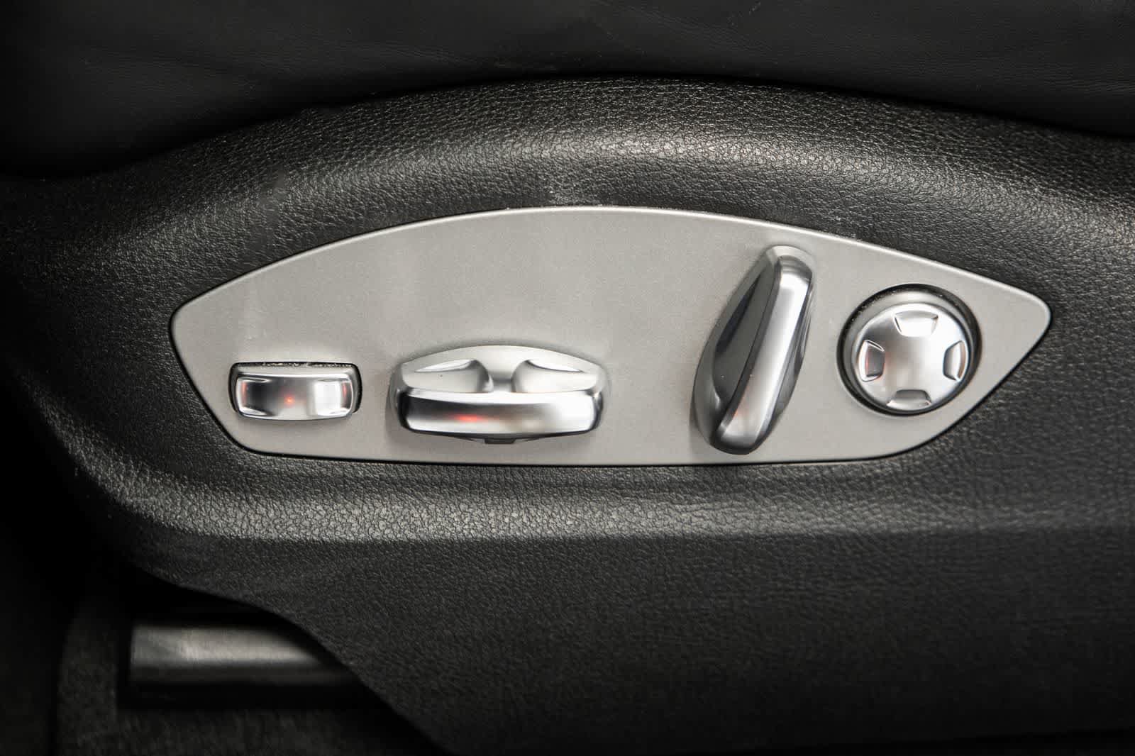 Certified 2023 Porsche Macan AWD/4WD image 19
