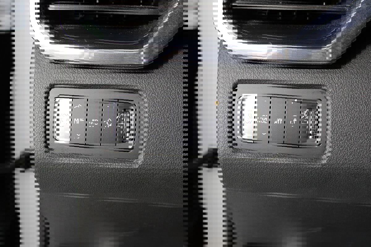 Used 2025 GMC Acadia Elevation image 15