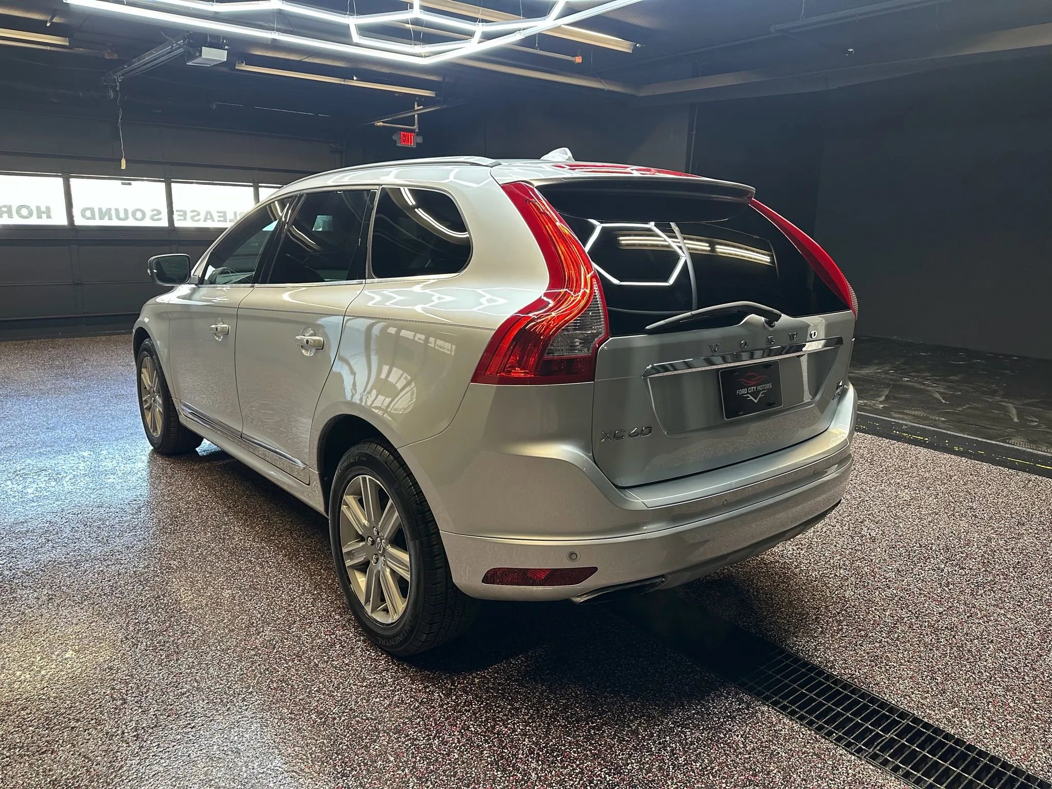 Used 2016 Volvo XC60 T6 w/ Proximity Package image 5