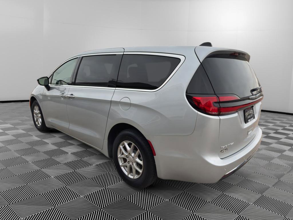 Used 2026 Chrysler Pacifica Select image 5
