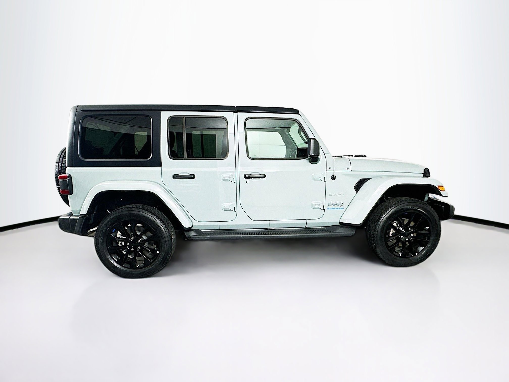Used 2023 Jeep Wrangler Unlimited Sahara w/ Cold Weather Group AWD/4WD image 10