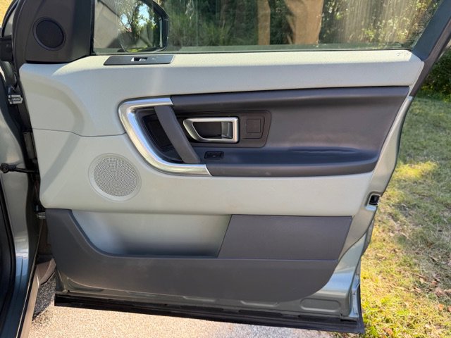 Used 2017 Land Rover Discovery Sport SE AWD/4WD image 14