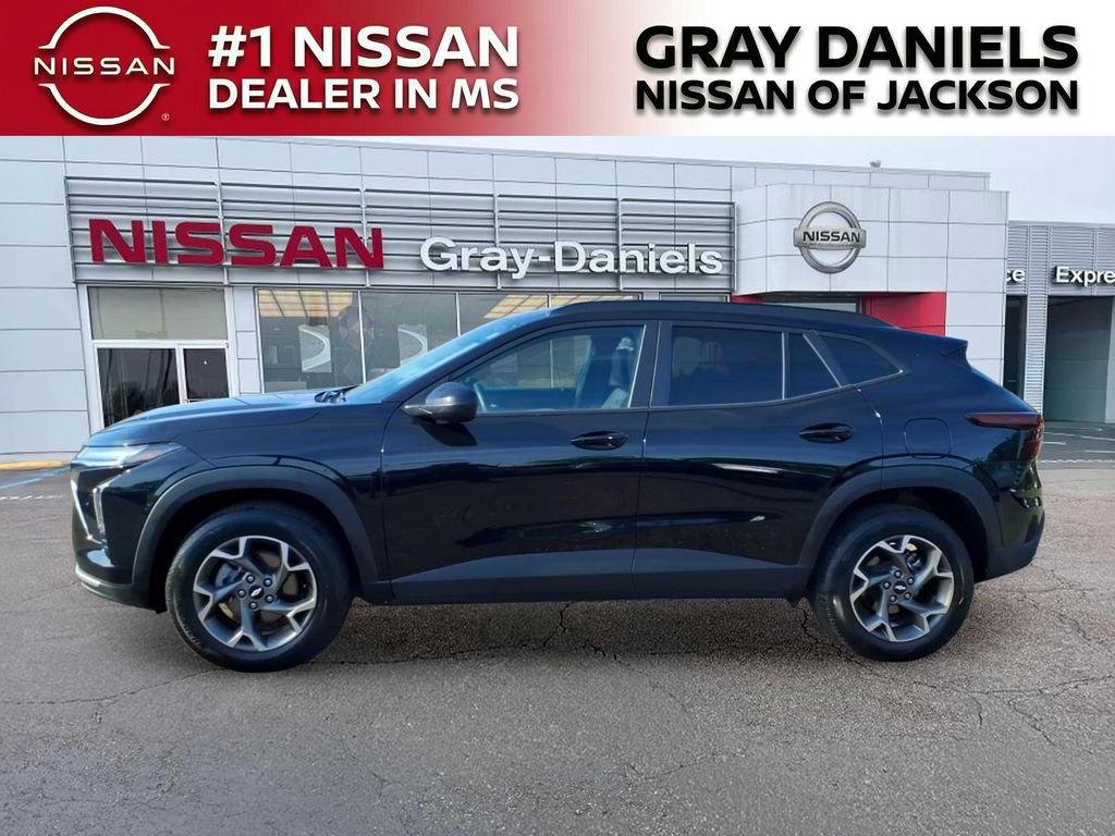 Used 2025 Chevrolet Trax LT w/ LT Convenience Package FWD image 4