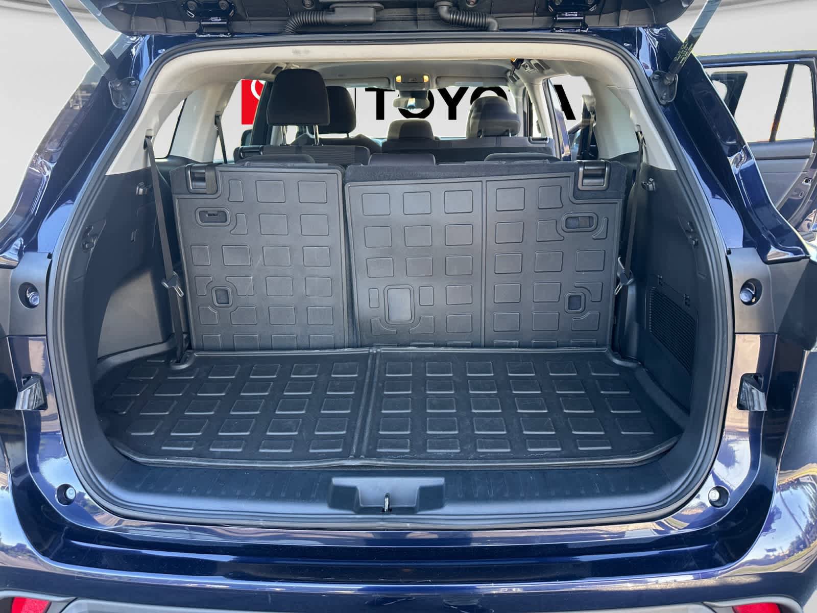 Used 2021 Toyota RAV4 XLE w/ Convenience Package FWD image 18