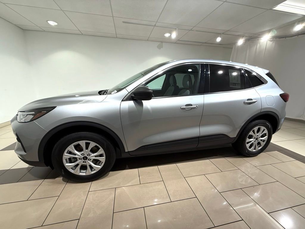 Used 2023 Ford Escape Active w/ Tech Pack #1 AWD/4WD image 2