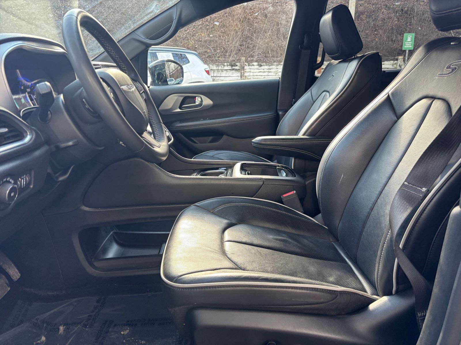 Used 2025 Chrysler Pacifica Limited image 39