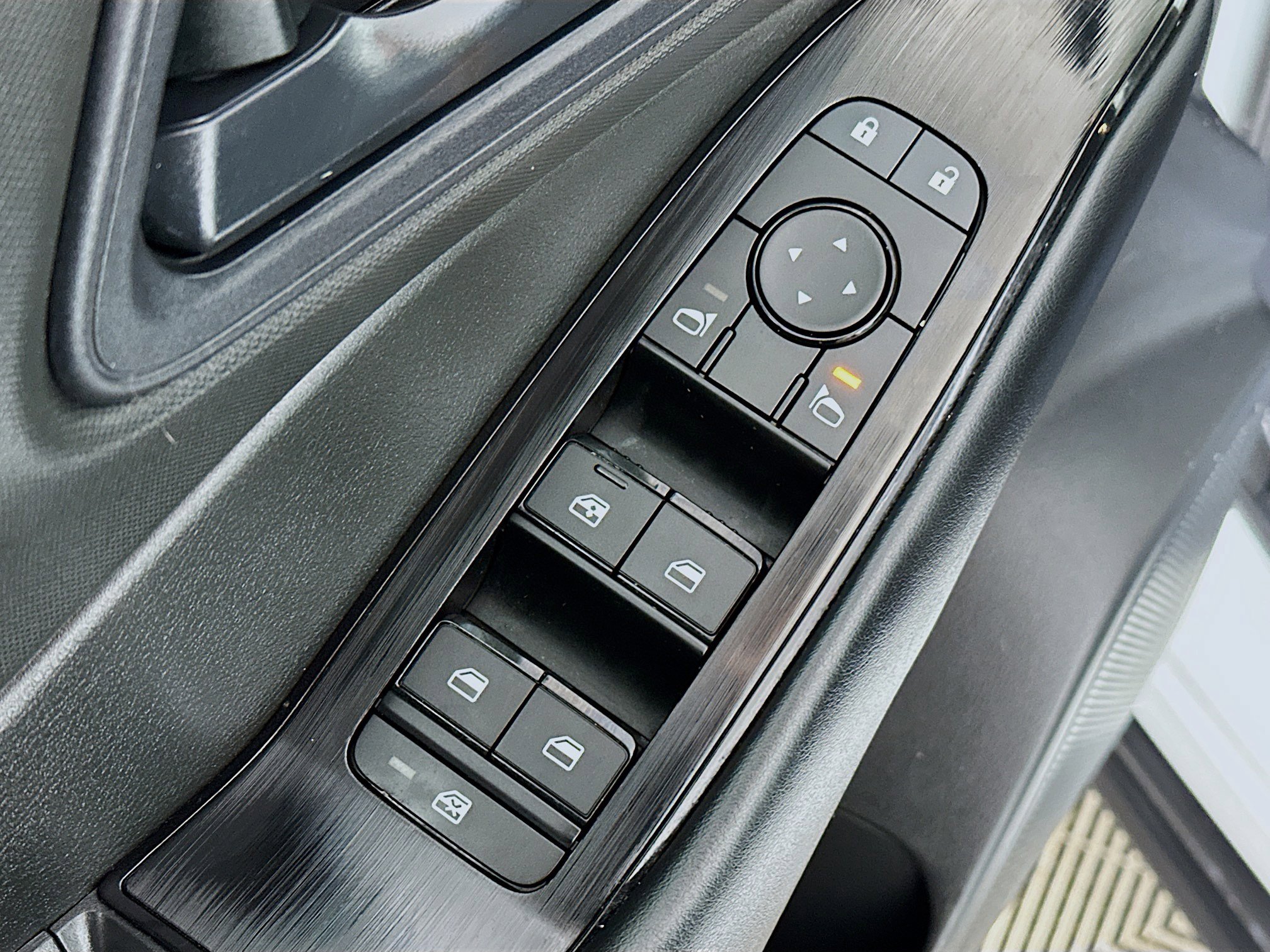 Used 2024 Nissan Rogue S image 17