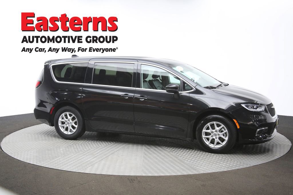 Used 2023 Chrysler Pacifica Touring-L FWD image 46