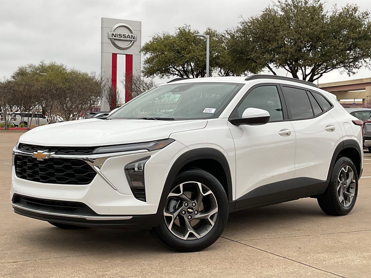 Used 2025 Chevrolet Trax LT w/ LT Convenience Package image 2