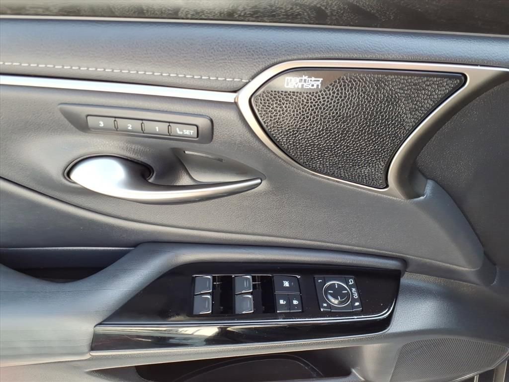 Used 2022 Lexus ES 300h Ultra Luxury w/ Accessory Package 2 image 17