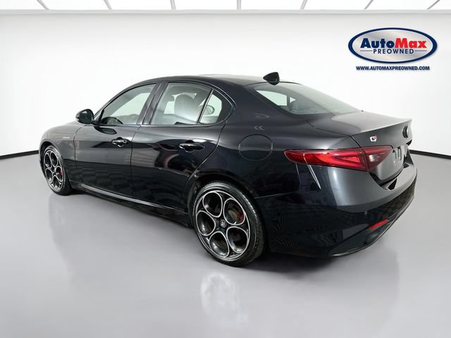 Used 2023 Alfa Romeo Giulia Veloce AWD/4WD image 4