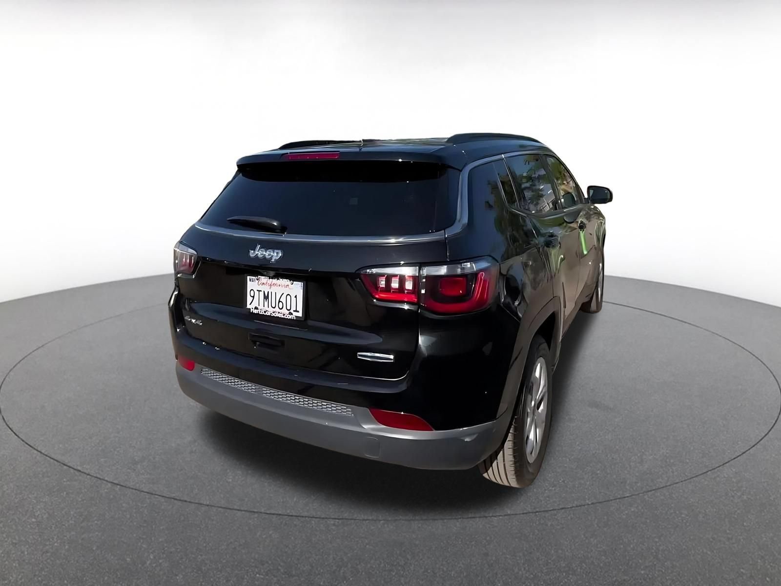 Used 2025 Jeep Compass Latitude AWD/4WD image 14
