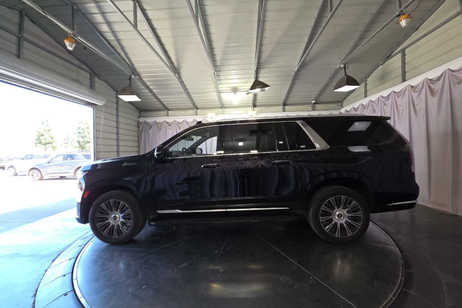 Used 2022 Cadillac Escalade ESV Luxury AWD/4WD image 6