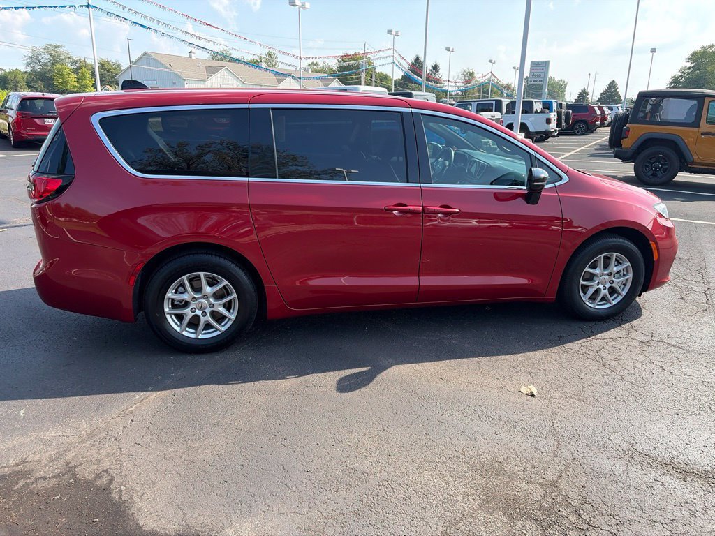 Certified 2025 Chrysler Pacifica Select FWD image 8