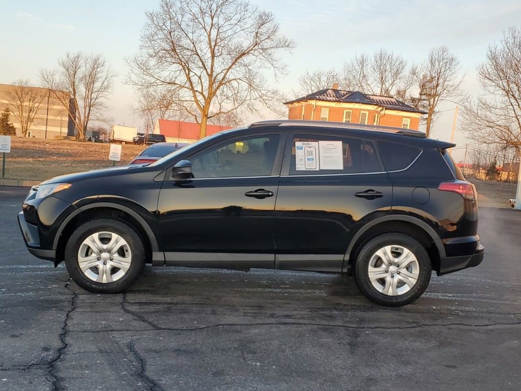 Used 2018 Toyota RAV4 LE image 4