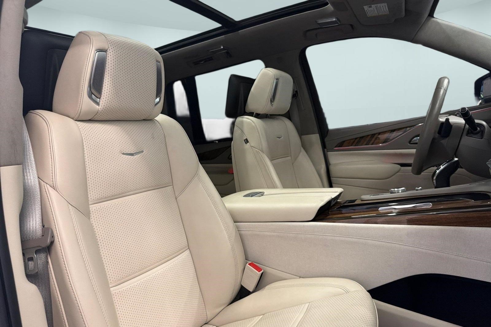 Used 2022 Cadillac Escalade Sport Platinum w/ Heavy-Duty Trailer Package AWD/4WD image 33