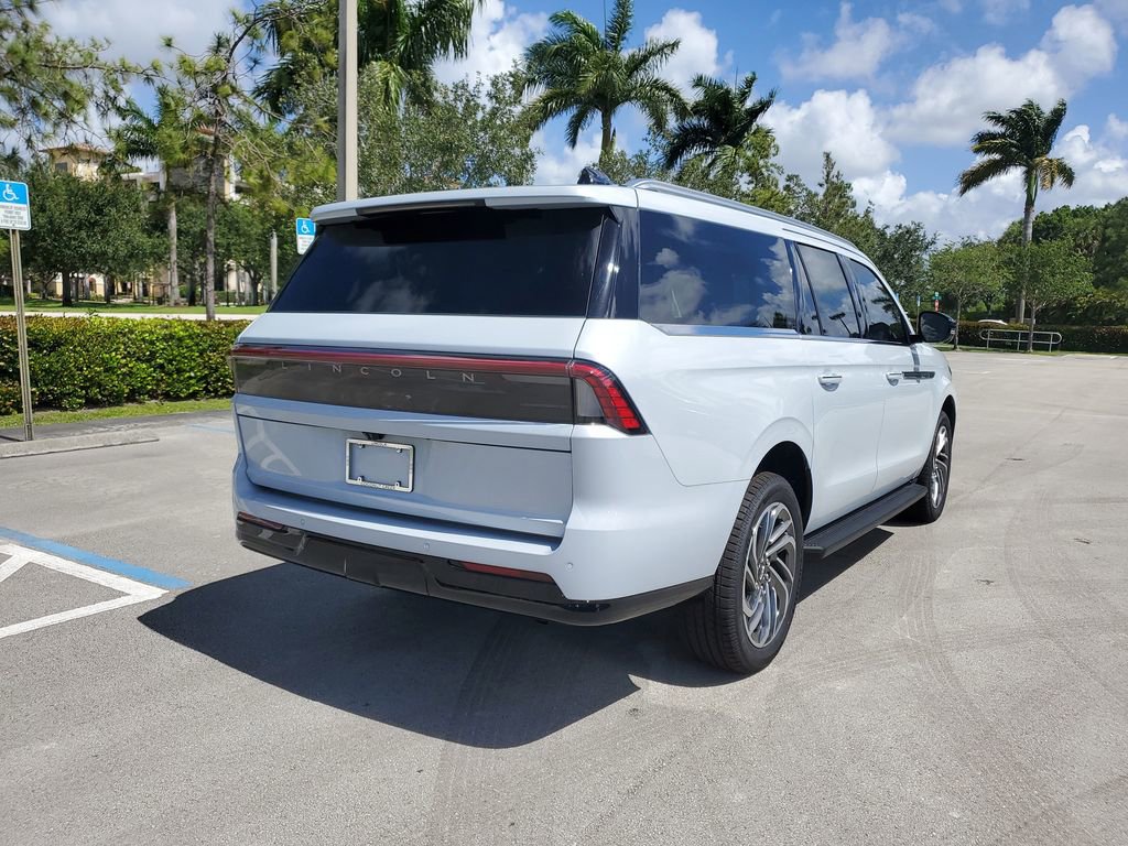 New 2026 Lincoln Navigator L Premier AWD/4WD image 4