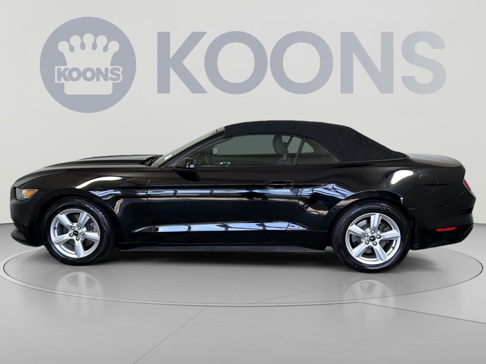 Used 2016 Ford Mustang Convertible RWD image 2
