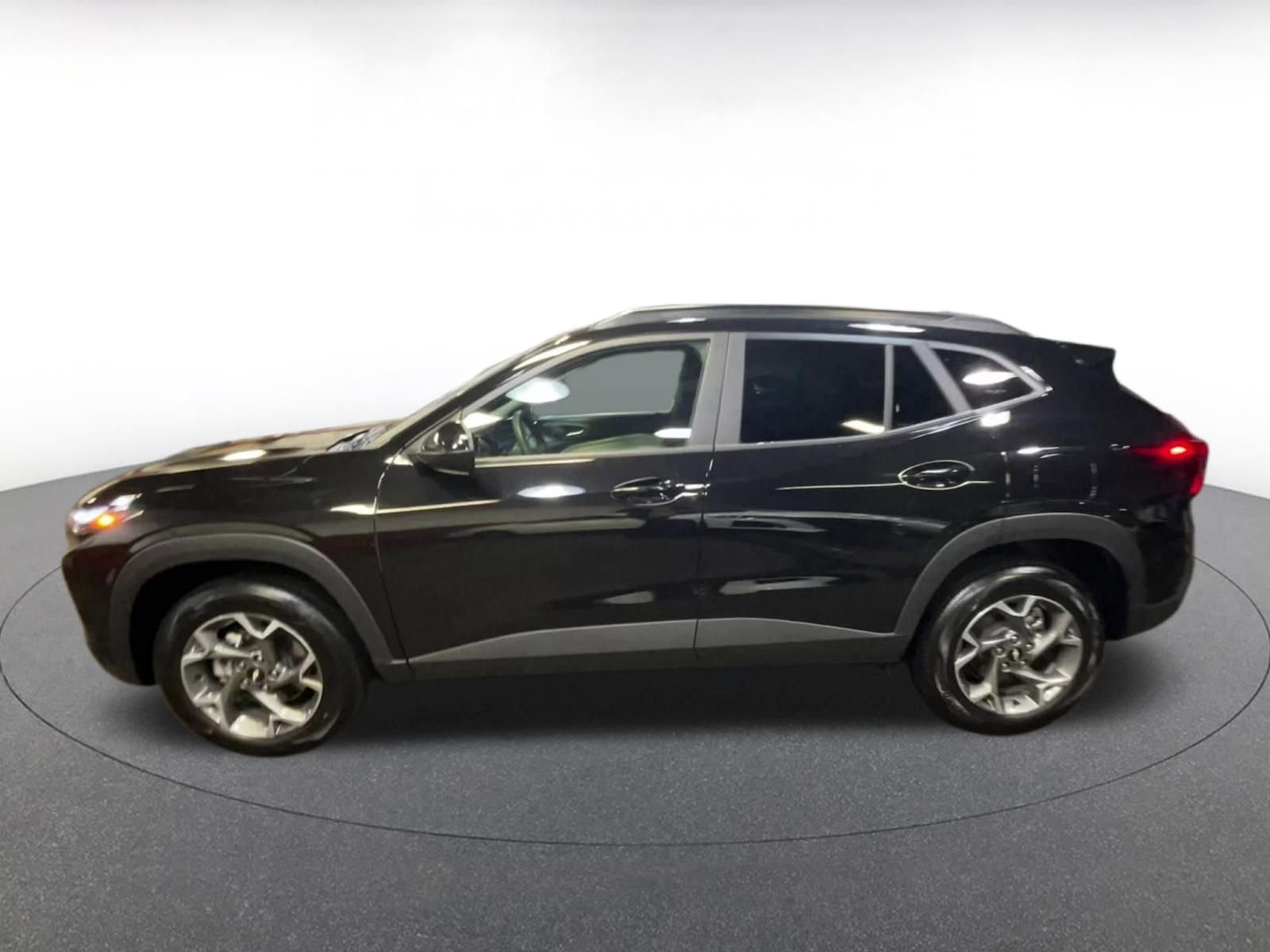 Used 2025 Chevrolet Trax LT w/ LT Convenience Package image 9