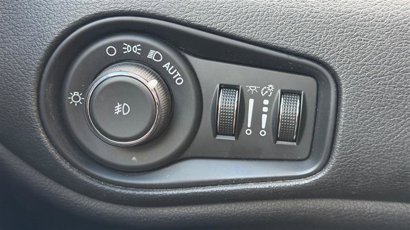 Used 2015 Jeep Renegade Latitude image 23