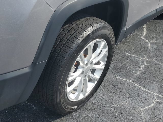 Used 2019 Jeep Cherokee Latitude w/ Popular Appearance Group FWD image 5