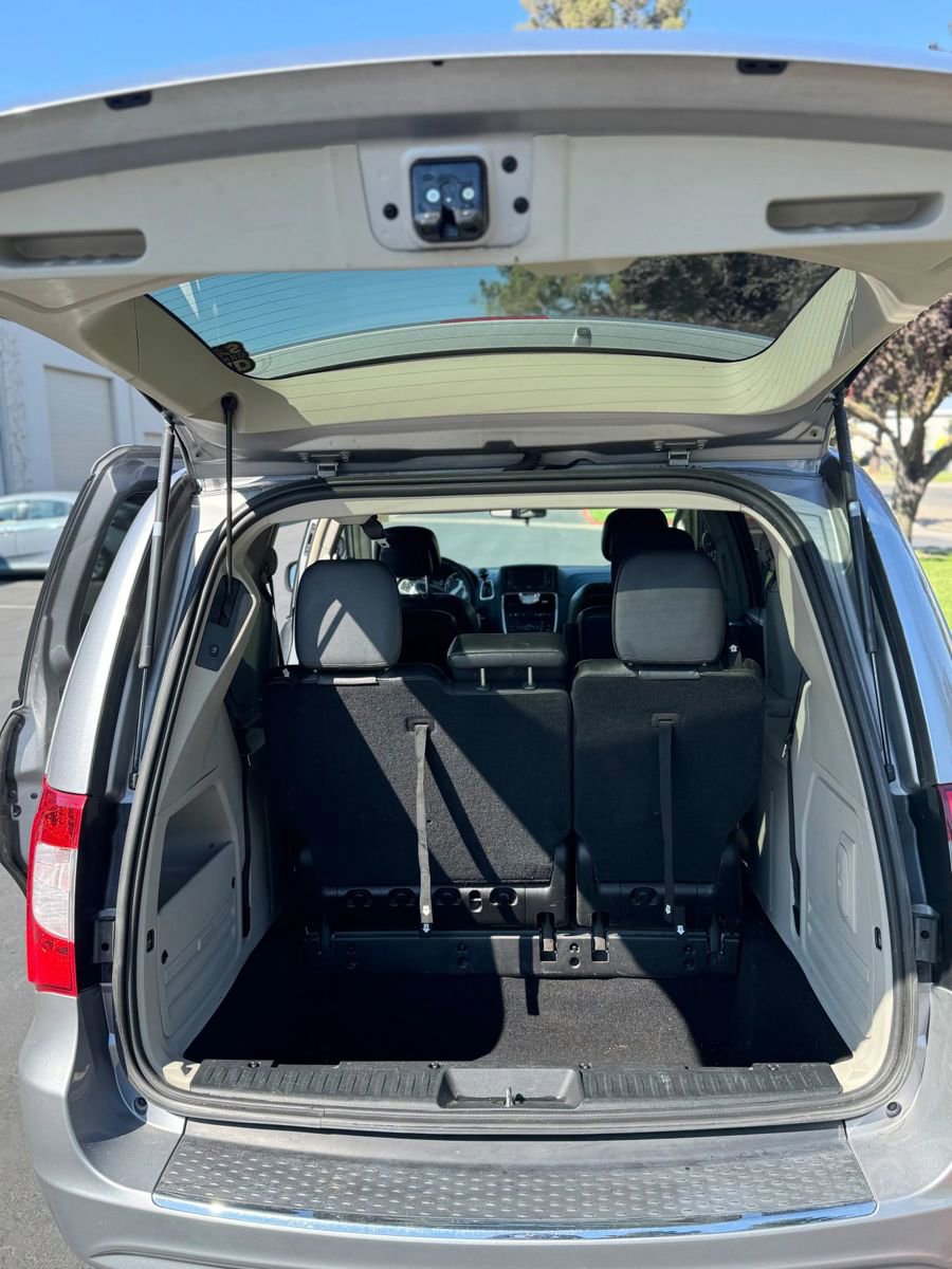 Used 2013 Chrysler Town & Country Touring image 13