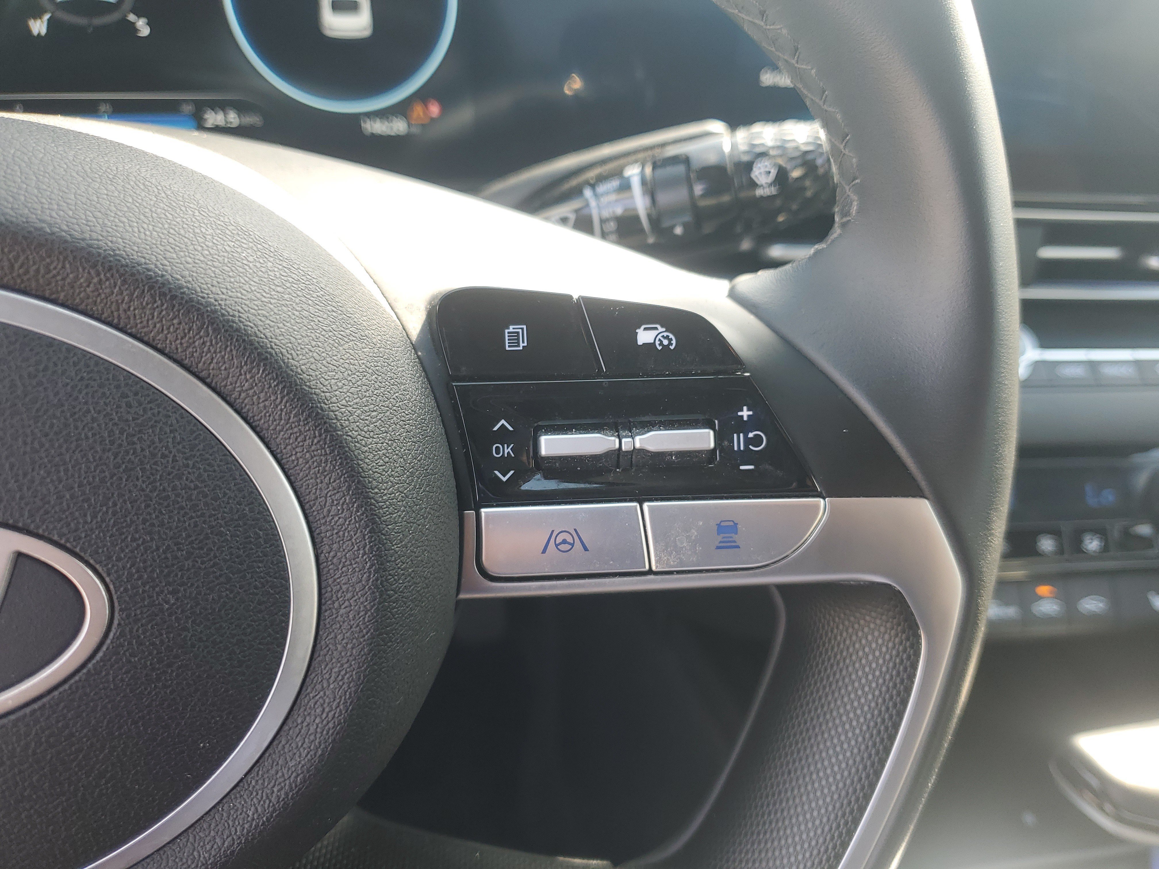 Used 2025 Hyundai Elantra Limited FWD image 17