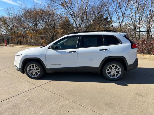 Used 2016 Jeep Cherokee Sport image 2