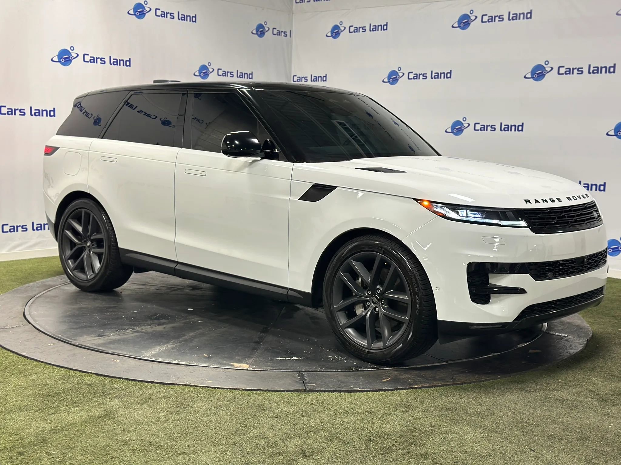 Used 2024 Land Rover Range Rover Sport SE image 2