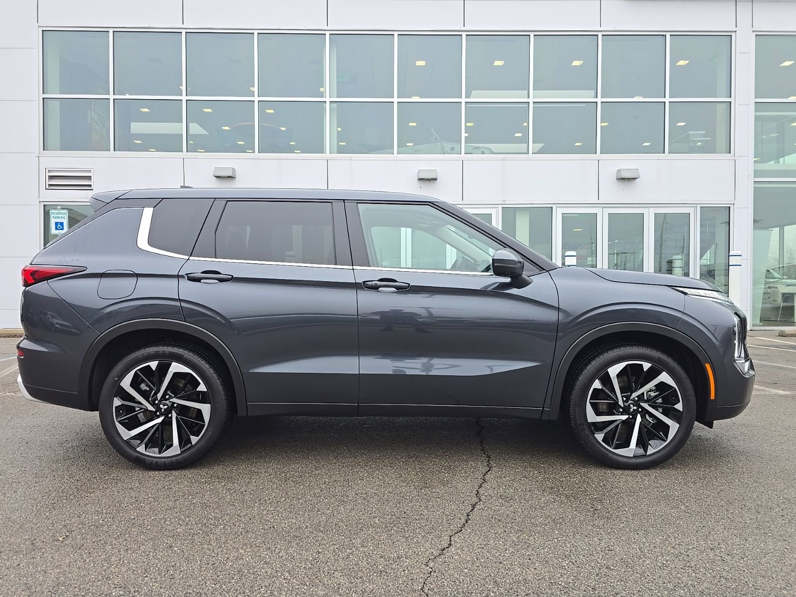 Used 2024 Mitsubishi Outlander SE image 2