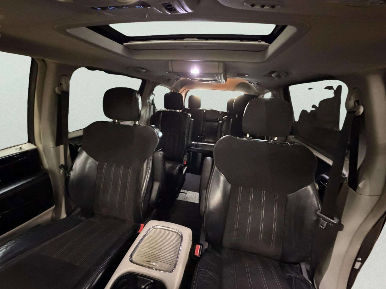 Used 2014 Chrysler Town & Country Touring-L image 17