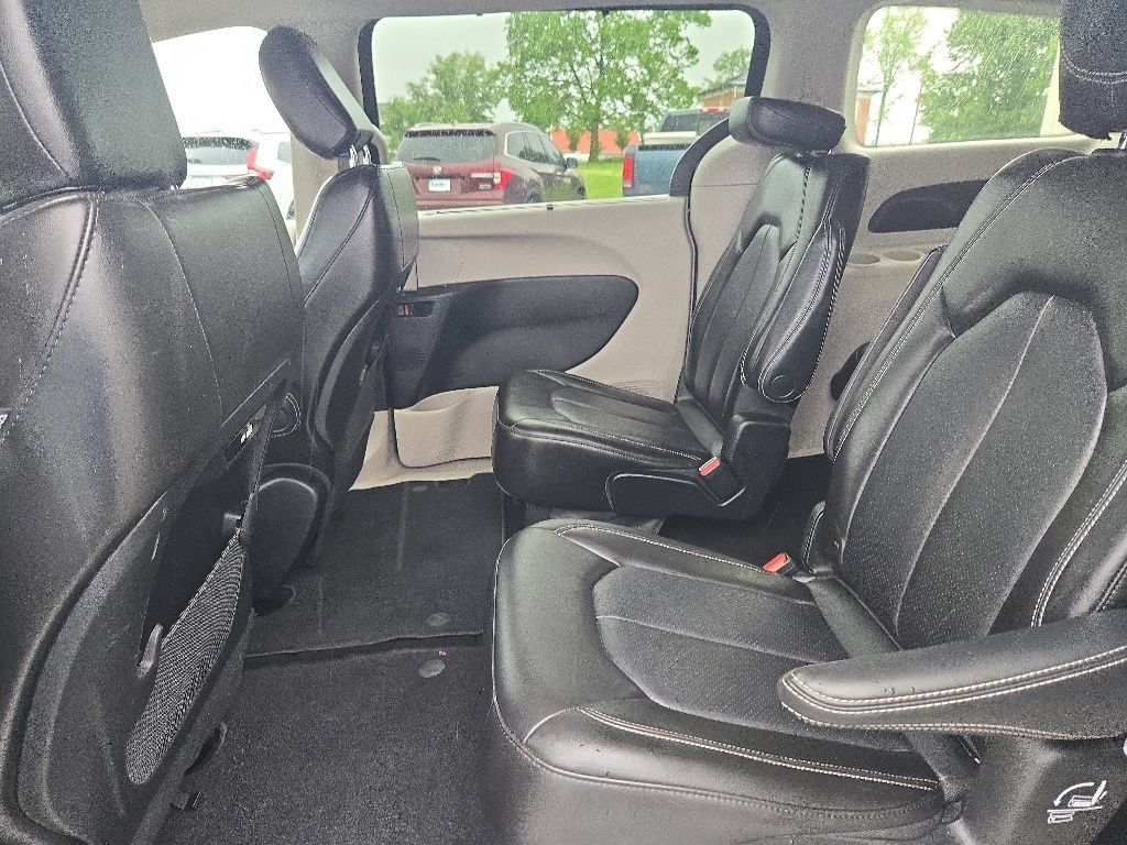 Used 2023 Chrysler Pacifica Touring-L FWD image 24