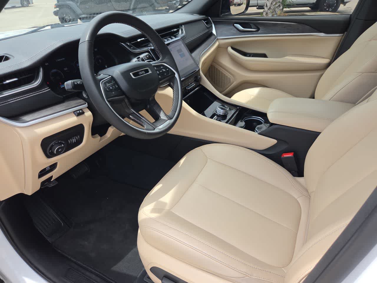 Used 2023 Jeep Grand Cherokee Limited w/ Black Appearance Package AWD/4WD image 10
